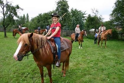 kranzreiten_dorffest07.jpg - Dorffest Wildenau: Angelina Sindram Schlieben auf Pony  Haflinger Kitti.